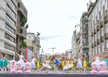 Broche final al curso de cientos de bailarines en la Porta do Sol