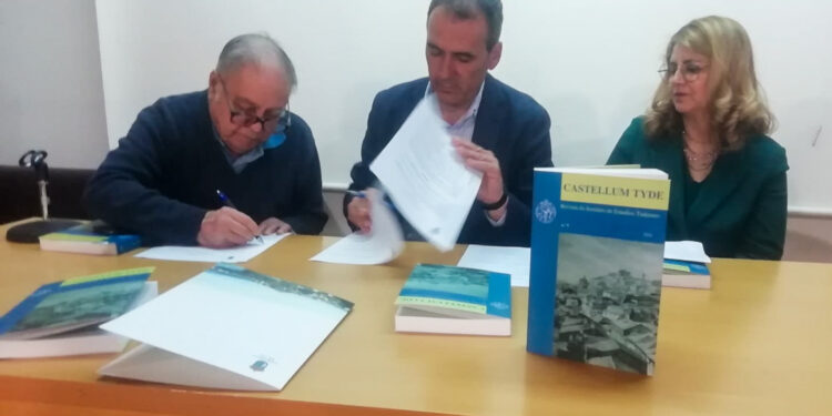 O cronista oficial de Tui doa ao Concello o seu arquivo e biblioteca