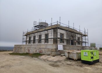 Un poco más cerca la nueva cantina del faro de Cabo Silleiro, con espectaculares puestas de sol