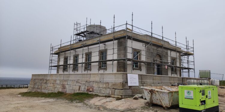 Un poco más cerca la nueva cantina del faro de Cabo Silleiro, con espectaculares puestas de sol