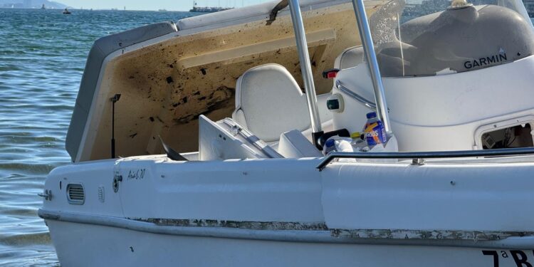 Cinco heridos, entre ellos varios niños, al salir despedidos de un barco por una explosión