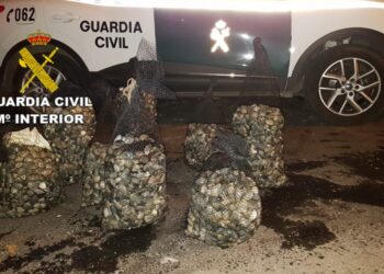 Detenidos tres furtivos ‘habituales’ que amenazaban a los pescadores