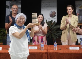 Reconocimiento del IES Val Miñor a Betty León Fong con el premio Mujer Científica
