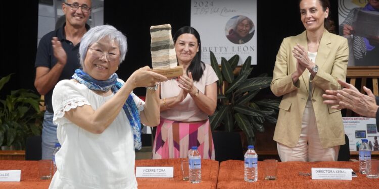 Reconocimiento del IES Val Miñor a Betty León Fong con el premio Mujer Científica