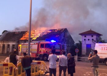Arden varias casas abandonadas en la frontera de Tui