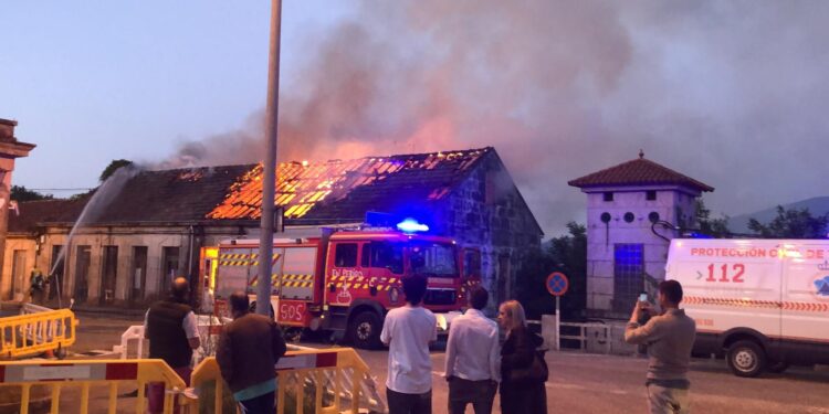 Arden varias casas abandonadas en la frontera de Tui