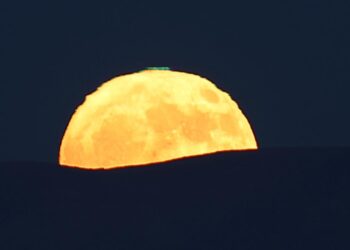 La grandiosa «luna de fresa» tiene regalo: así se vio el brutal  rayo verde sobre Vigo