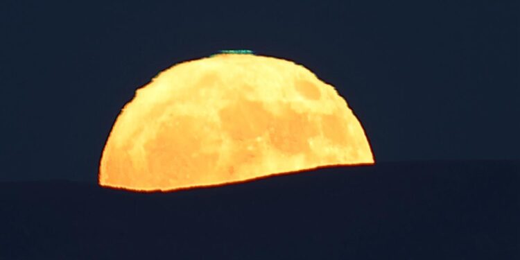 La grandiosa «luna de fresa» tiene regalo: así se vio el brutal rayo verde sobre Vigo