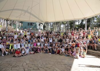 Un total de 140 chavales estrenan los campamentos de verano de A Lanzada