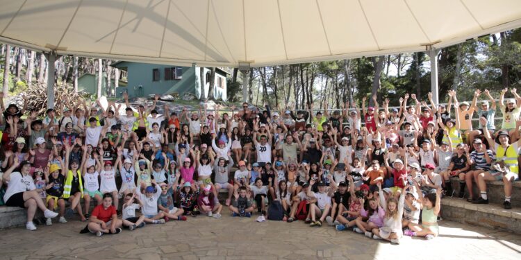 Un total de 140 chavales estrenan los campamentos de verano de A Lanzada