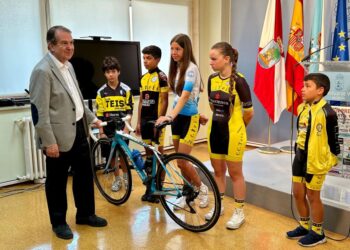 El Gran Premio de Teis «arranca la temporada ciclista de verano en la ciudad»