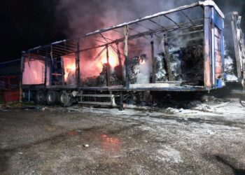 Un fuego calcina cinco gabarras en Redondela