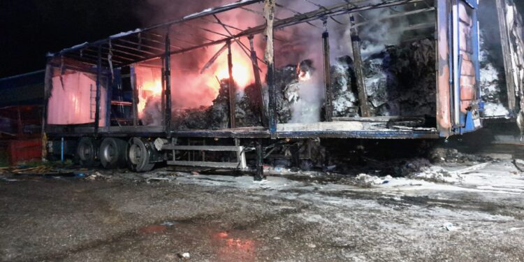 Un fuego calcina cinco gabarras en Redondela