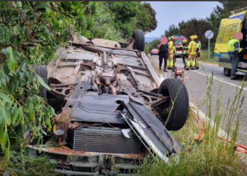 Los bomberos excarcelan a una persona tras volcar su coche