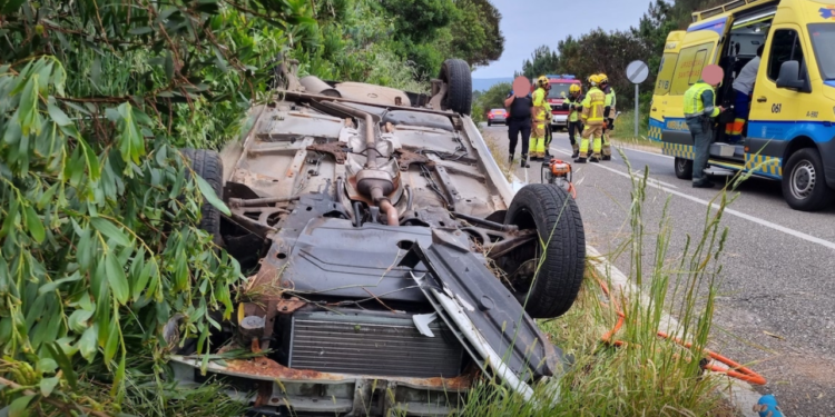 Los bomberos excarcelan a una persona tras volcar su coche