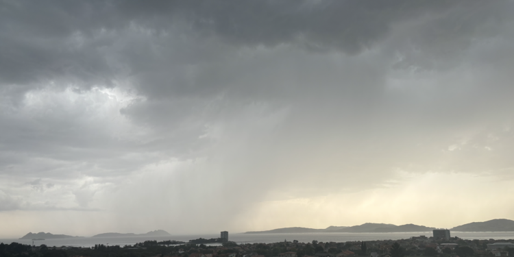 Vigo, bajo la primera gran tormenta de ‘verano’