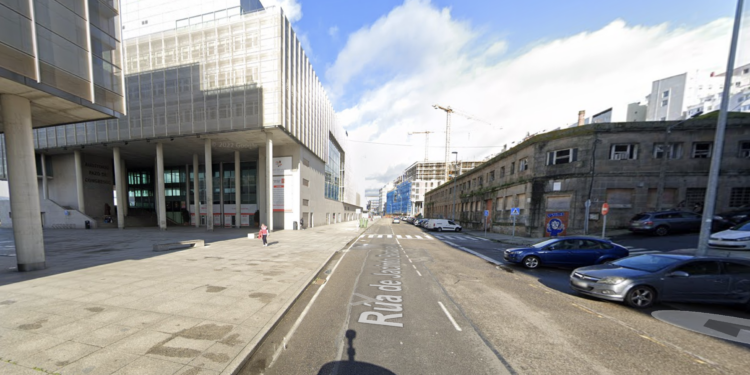 Evacuada con síntomas de hipotermia la joven rescatada en un pozo en Vigo