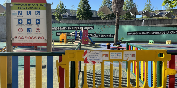 El Concello demolerá un muro en Navia ante el riesgo de desplome sobre el parque infantil