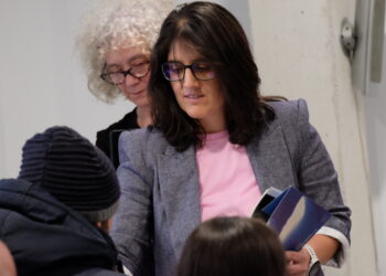 La poesía y el teatro se entrelazan en la presentación del nuevo poemario de Patricia Meira