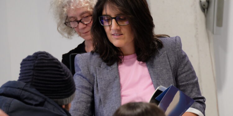 La poesía y el teatro se entrelazan en la presentación del nuevo poemario de Patricia Meira