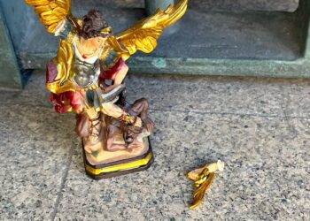 Desarmados frente a Lucifer