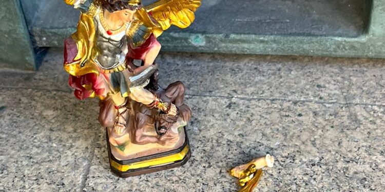 Desarmados frente a Lucifer