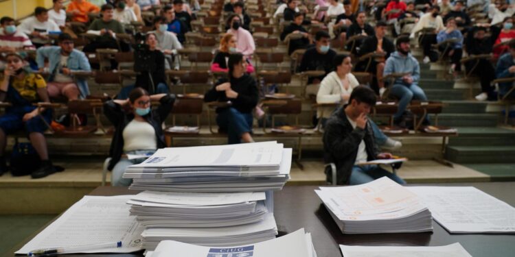 Más de 13.000 estudiantes, casi 3.000 en Vigo, se enfrentan a la última ABAU con modelo covid