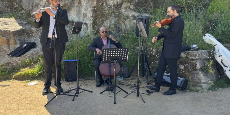 Si paseas por Rosalía… música clásica y si lo haces por As Travesas, folk