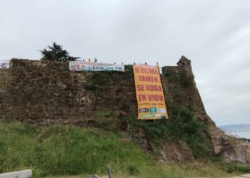 Ecologistas despliegan una pancarta gigante en el Castro para denunciar la «inacción» de Caballero