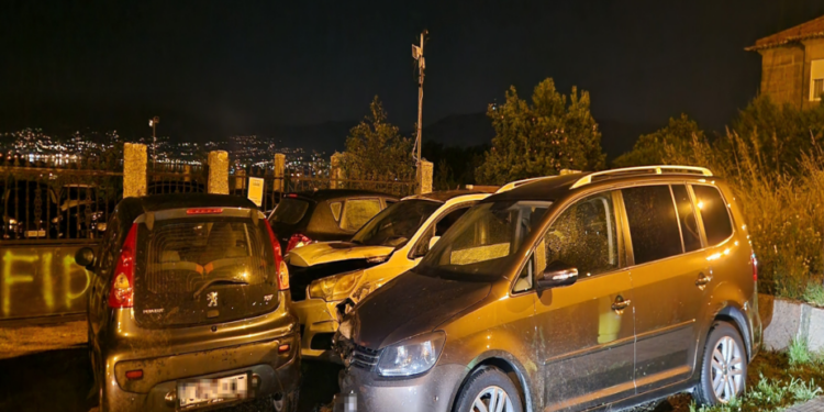 Investigan un fuego que quemó cuatro vehículos de una compraventa de Vigo