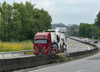 Atascado bajo un puente de la autovía un tráiler que transportaba camiones