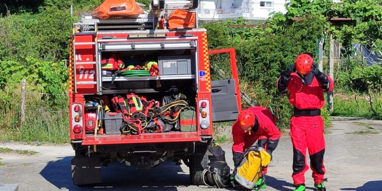 Hallan el cadáver de una mujer flotando en un río en Marín