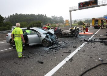 Una mujer fallecida y dos heridos tras un brutal choque contra un coche en sentido contrario en la Autovía del Salnés