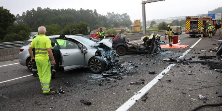 Una mujer fallecida y dos heridos tras un brutal choque contra un coche en sentido contrario en la Autovía del Salnés