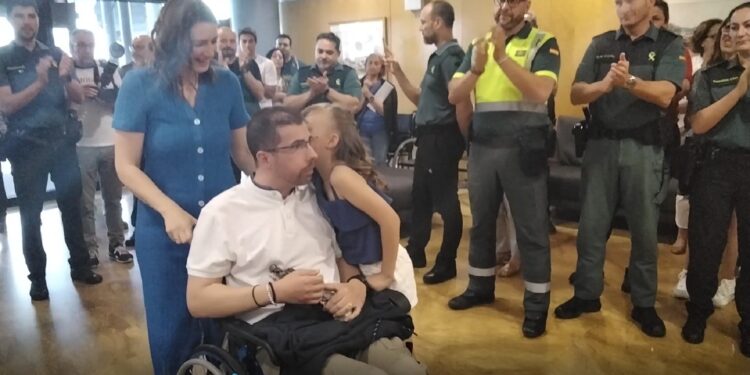 Pasillo de honor en Vigo al guardia civil atropellado en Castellón hace un año
