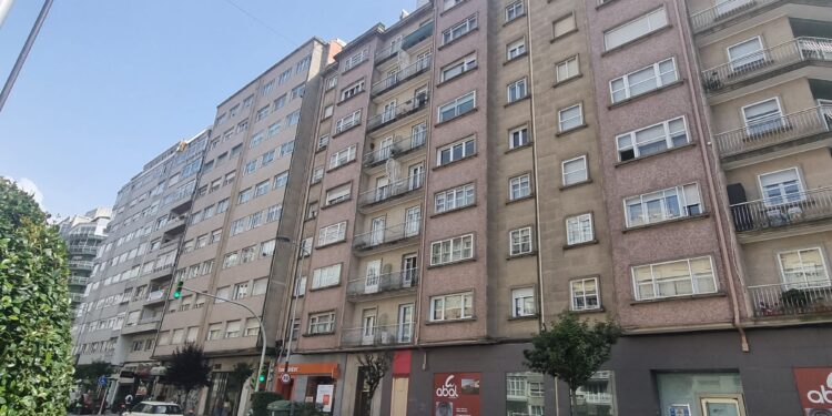Así viven los vecinos de un ‘narcopiso okupa’: «El ascensor estaba ensangrentado»