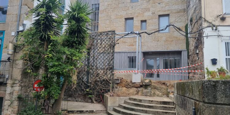 Ni rastro queda ya del bar Edra: aflora la puerta del centro de formación del Casco Vello