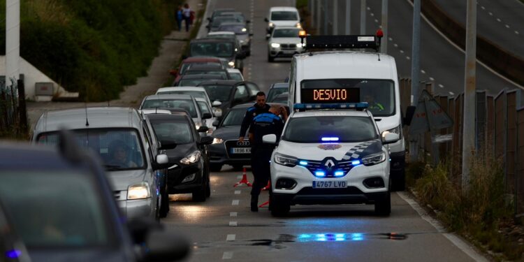 Un pequeño socavón en la Avenida de Madrid provoca el caos al cortar un carril de salida