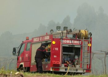 Desalojan un edificio en Tomiño y atienden a dos vecinas por inhalación de humo