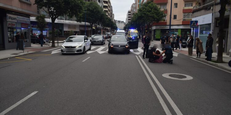 Herida grave tras ser atropellada en Vigo cuando cruzaba con su silla de ruedas