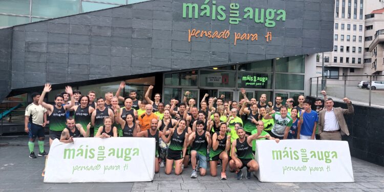 El triatleta Antonio Serrat, padrino del equipo de running Máis que Auga