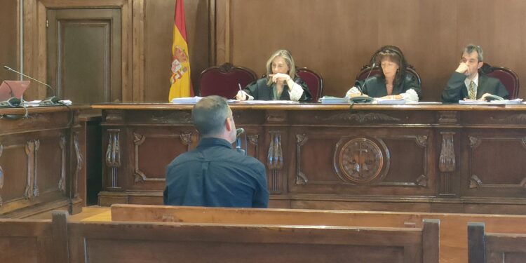 Un acusado de abusar de una menor niega los hechos y atribuye la denuncia a la «confusión» de la niña