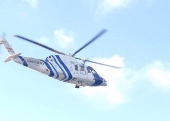 Trasladan al Álvaro Cunqueiro a una mujer rescatada en una playa de Fisterra