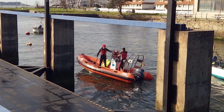 Rescatado tras caer al mar cuando hacía pádel surf en A Guarda
