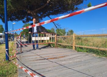 El paseo de O Vao, repleto de tablas rotas y sueltas en pleno verano