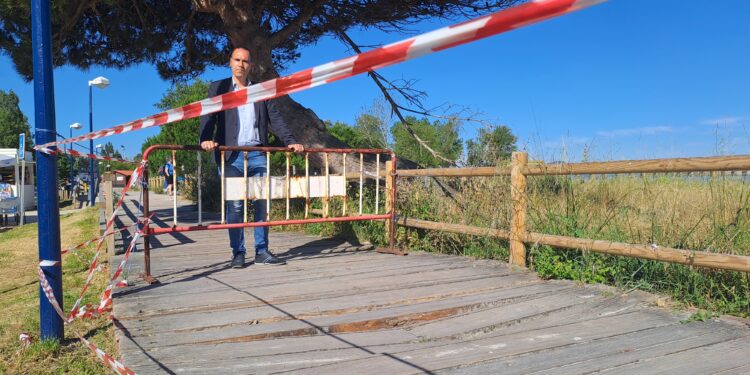 El paseo de O Vao, repleto de tablas rotas y sueltas en pleno verano