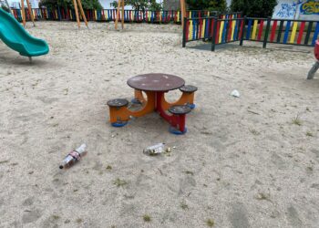 Parques infantiles, soportales y calles del barrio ‘padecen’ las fiestas de Coia