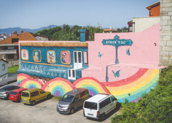 Un tranvía hacia el cielo: la historia detrás del mural que enamora a Vigo