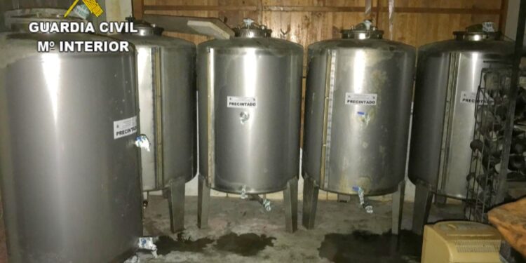 La Guardia Civil incauta en un local 600 litros de licor de hierbas, aguardiente y licor café