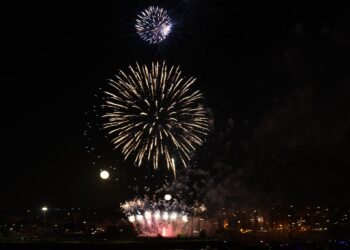 Los fuegos de Bouzas más multitudinarios (por tierra y mar) iluminan Vigo al ritmo de la Oliveira